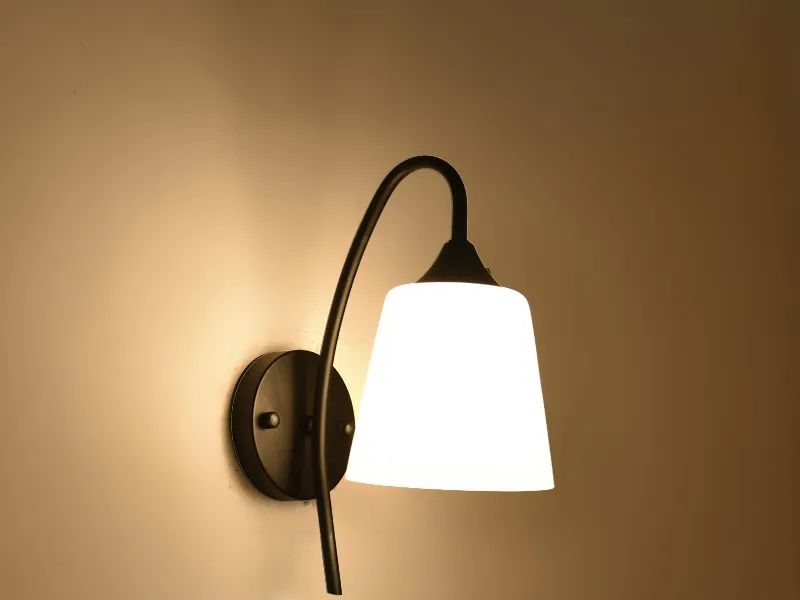 Mẫu đèn gắn tường phòng ngủ không chiếm diện tích