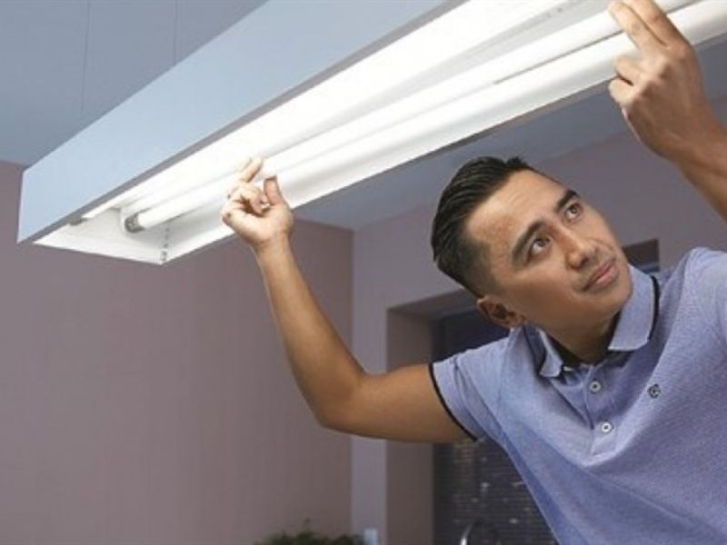 Cần kiểm tra chân bóng đèn trước khi lắp