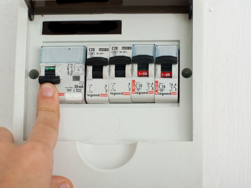 Cần ngắt điện trước khi thay bóng đèn tuýp LED