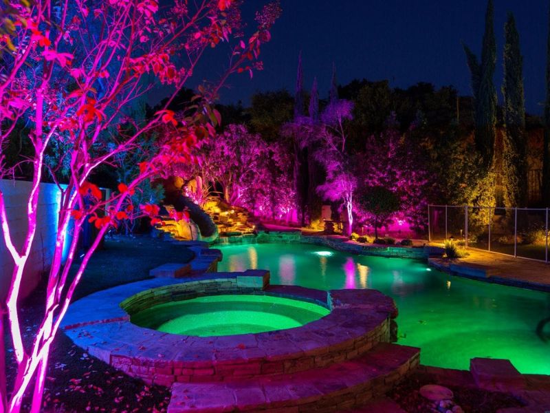 Ứng dụng đèn LED đổi màu về đêm cho sân vườn 