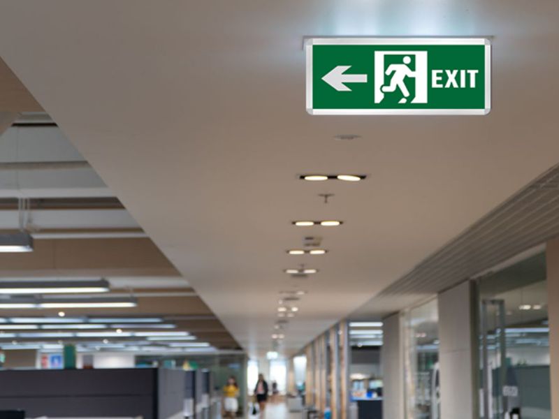 Đèn EXIT cần cố định chắc chắn, cân đối