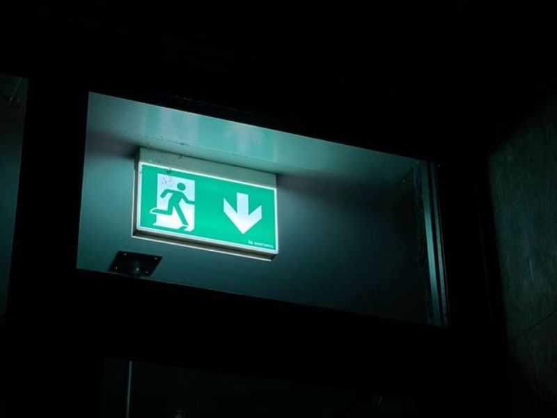 Đèn thoát hiểm dùng pin dự phòng để hoạt động khi mất điện