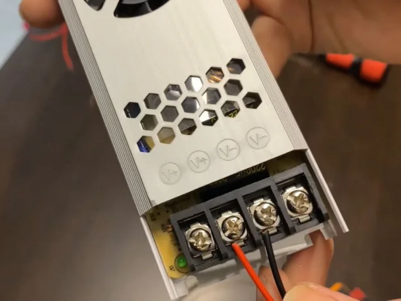 Đấu nối nguồn LED dây cần phải đúng để đảm bảo an toàn